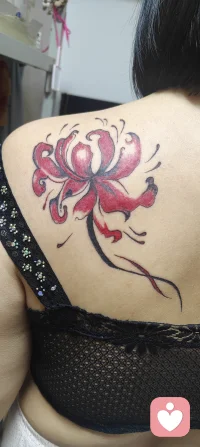 彼岸花开背上纹，从此再无意中人。