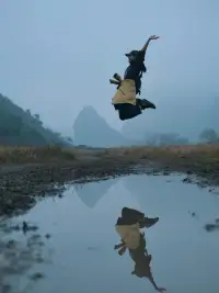 我們都會經(jīng)歷一些事，  
   當(dāng)時(shí)覺得天塌了，  
   后來才發(fā)現(xiàn)是人生在幫你換劇本。配圖