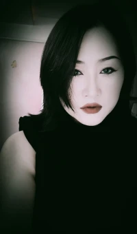 没有基本边界的“爱”，不是爱，而是吞没、融合、投射和控制等一系列混乱的混合，看似浓烈炙热，实则是纠缠耗损，而非彼此的滋养舒适。

而从小缺爱的人，却极容易视此为“真爱”，因为匮乏和没有自我，极度容易因为对方对自己激烈的需要和控制视为“强烈的自我价值感和归属感”。

但真爱的前提是尊重和看见满足，人与人之间没有基本的尊重，又谈何是“爱”…配图