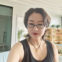 你的孩子不需要爱上学习，他只需要爱上学习中的自己。不要催孩子爱上学习，不用一遍遍的对他们说学习很有用，语文很有用，英文很有用，学游泳很有用……当他离自己远了，离“有用”近了，心里没有营养，走不了远路。
​学习的意义，是让孩子亲眼看见自己会“长”，一点点体验自己内在的智慧和力量被调动、被激活，意识到自己内在原来有那么多的可能性，自己是个可以被开发的宝藏。所以我们得让他们看见，在学习中的他自己，发生了什么。