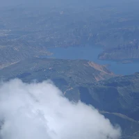 世界是唯物的，
世界是內心世界的投影。
世界是個回音谷，
?世界是個草臺班子。
世界是認知邊界決定的，
每一個人看到的世界完全不同，
早安，世界！
?