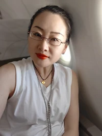這世界上只有自己給自己做的決定才能心甘情愿，甘之如飴……別人的意見即使看上去是最理性最好的，也未必適合自己，只要自己內心有一絲的不甘愿，未來都會成為后悔怨恨和痛苦的源泉……人最終還是要自我負責，過屬于自己的人生，品味屬于自己的酸甜苦辣~