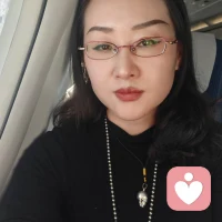小時候看瓊瑤，心情也跟著故事情節(jié)起起伏伏，一會兒哭一會兒笑一會兒怨一會兒嘆，一會兒又意難平，心想美好的愛情大抵就是如此吧~現(xiàn)在懂了，為什么相愛容易相處難，不過是從小養(yǎng)成的依戀模式在起作用。情緒起伏不定擔心被拋棄，隨時發(fā)瘋想要不斷確定抓取控制的是焦慮型依戀，而高冷的，沒長嘴，遇事就逃的是回避型依戀。一會兒熱情似火一會兒冷若冰霜若即若離的是混合型依戀。愛的火山撞地球，好的時候甜蜜無比不好的時候拿刀動槍的是焦慮型碰到焦慮型，誤會不斷折騰個不停死去活來的是焦慮型碰到回避型，相敬如賓一潭死水的是回避型碰到了回避型.....既定的模式，早就寫好了的劇本，逃不出的宿命~至于從此王子和公主過上了幸福的生活，那起碼其中有一個是健康的安全型依戀……所以，想要愛情甜蜜婚姻幸福，唯一的方法就是了解彼此的類型，把自己修成安全型依戀~
?配圖