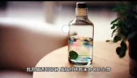 不必急着把情绪捏成形状，  
混沌、模糊、反复都合理。  
我愿做透明容器，  
盛放你所有未命名的心情。  
允许卡顿，接纳倒带，  
暗涌里藏着自我更新的潮汐。  
私信我，陪你在迷雾中静坐，  
等风把答案吹成可见的彩虹。配图