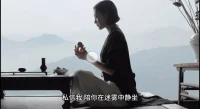 不必急着把情绪捏成形状，  
混沌、模糊、反复都合理。  
我愿做透明容器，  
盛放你所有未命名的心情。  
允许卡顿，接纳倒带，  
暗涌里藏着自我更新的潮汐。  
私信我，陪你在迷雾中静坐，  
等风把答案吹成可见的彩虹。配图