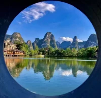 不用和别人比，你的对手只有昨天的自己。每天进步一点点，一年后你会感谢现在拼命的自己。相信自己，你比想象中更强大！朋友早安！配图