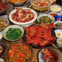 三餐正常，四餐满意吃好喝好，快乐不倒𓎩⁺¹
𝓗𝓸𝓽𝓹𝓸𝓽好看的锁骨千篇一律，有趣的肚子弹来弹去想在有酒有肉的日子里，款待没心没肺的自己
该吃吃该喝喝，体重别往心里搁吃饱饱没烦恼，体重明天再思考
𝑦𝑢𝑚𝑚𝑦！  事已至此，先吃饭吧 ～配图