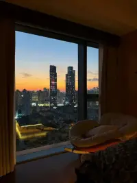 一個女人的通透，是經歷換來的。
一個女人的格局，是在委屈中撐大的。
一個女人活得越明白，就會越冷漠。
最終，她會咽下所有的脾氣，
磨平一生的棱角，變成一個不動聲色的人。
酸甜苦辣自己品嘗，喜怒哀樂自己承擔。配圖