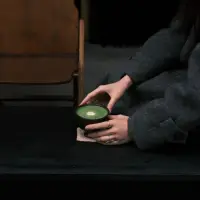 “靜”中藏著一個“爭”字，
“穩”中帶有一個“急”字 。
想靜，就不能爭；
要穩，就不能急。
放下不爭，心就靜了；
萬事不急，心就穩了。配圖