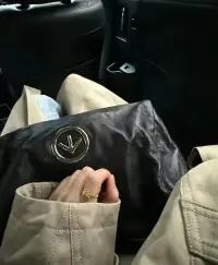 “人生沒有導航，但每個岔路口都藏著星辰大海的伏筆。與其等風來，不如把自己活成燈塔——光芒不必耀眼，但足夠照亮腳下的路。”配圖
