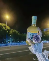 問君能有幾多愁，一杯小酒最上頭。
杯中盡是無情酒，眼中再無意中人配圖