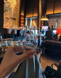 成年人的世界，?
委屈是常態，不必說出來。?
真正的成長，?
是學會承受，學會沉默，?
學會咽下，學會云淡風輕。配圖