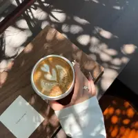 記住了，
不要因為不好意思，
就讓那些跟你生活沒多大關系的人，
影響著你的心情，
該讓他們滾的時候，就讓他們滾配圖