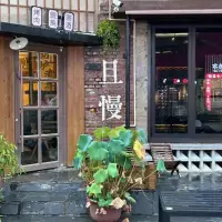 把圈子變小
把語速放緩，把心放寬
把生活打理簡單，
用心做好手邊的事情不戀塵世浮華，不寫紅塵紛擾配圖