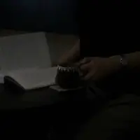 從不覺得野心勃勃是個貶義詞，
站在屬于自己的高度看自己的風景，
自力更生 無需依賴 人生最大的支柱，
就是內心強大的自己。配圖