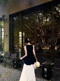 年少不經事，懂事已中年；
曾經以為三四十歲是很遙遠的事，
現在猛然發現十八歲已是很久的從前，
還沒來得及年輕 ，抬頭卻已是半生；“
世界上最遺憾的詞就是：‘如果當初’。”配圖