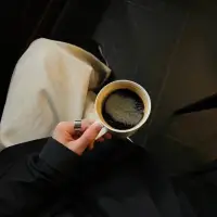 沒有父母鋪路，就自己去悟，
沒有名師指路，就去閱人無數(shù)，
讀不了萬卷書，那就行萬里路配圖