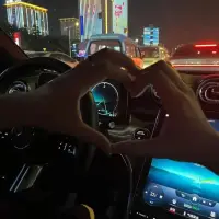 有一種愛，猶如萬箭穿心，
進一步沒資格，退一步舍不得，
只能原地畫牢。

送給你哦??配圖