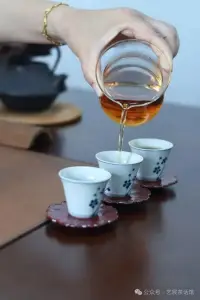 和智者對話，
不一定需要開口。
一卷書，一盞熱茶，
沉默里全是金玉良言。
我在聽，
用靈魂。配圖