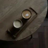 如果不能以微笑面對，那就沉默吧
把你在意的東西看淡一些
有些事有些人，只要你不那么在乎
就傷不到你配圖