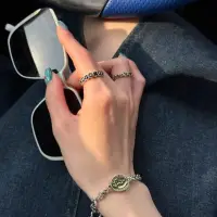 镜子照人，但照不了心，
任何关系，值得就好。
无论什么样的关系，人品不过关，
留在身边都是祸端，无一例外。