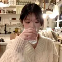 时间会带走很多东西，但有些记忆，却像刻在骨子里的纹路，无论岁月如何冲刷，依然清晰如初，仿佛从未离开。