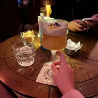 🥂 𝐂𝐡𝐞𝐞𝐫𝐬 ⸝⸝⸝
微醺而已，清醒了就不浪漫了，生活也是如此
