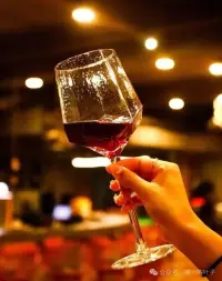 敬自己 
周末的酒杯，装满了疲惫的释放和快乐的微醺，中年人的不得已，是责任 是担当 也是成长的勋章，敬自己，敬生活，敬那些未曾说出口的梦想。