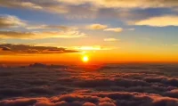 亲爱的朋友，或许此刻你正站在情绪的迷雾中，看不清前路的方向，但请相信，你比想象中更为坚韧。就像黎明前最深的黑暗里，星光反而愈加明亮，你的每一次呼吸都在证明生命的顽强。那些压在心头的情绪不是枷锁，而是等待破茧的蝶蛹，当你在清晨拉开窗帘让阳光透进来，当你为窗台的绿植耐心浇水，这些微小的行动都在重塑你与世界的联结。不必急于驱散所有阴霾，就像大海不会拒绝潮汐的涨落，生命的张力恰恰存在于光明与阴影的交织中。请记住，每个主动拥抱晨曦的日子，都是你亲手播下的希望种子，它们终将在时光里长成遮风避雨的树荫。此刻的你不是在坠落，而是在积蓄重新起舞的力量。配图