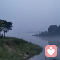 在「絕望崖」與「希望峰」之間，用微小確定性架設(shè)通道：晨起煮咖啡的香氣弧線，夜跑時(shí)踩過(guò)的十二塊地磚。工程心理學(xué)中的**漸進(jìn)錨固原理**表明：足夠小的著力點(diǎn)足以承載靈魂飛躍。配圖