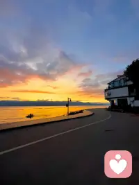 “把目光从‘以后’收回到‘现在’。”

焦虑大多来自对未来的灾难化想象，而抑郁往往源于对过去的反复咀嚼。试着把注意力锚定在此时此刻：感受脚底踩在地板上的触感，听听窗外的车流声，喝一口温水滑过喉咙的温度。当下，是你唯一能掌控的真实。配图