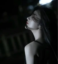 什么样的女人，是男人最宠爱的女人？
真正吸引男人的女人，有三个特点：
1、有筹码的女人。筹码等同于价值，爱情不是依赖，而是陪伴，男人不想成为女人的全部，更需要的是一个能一起努力，共同成长，合力创造，丰富人生的伴侣。这个世界没有无缘无故的爱，也没有无缘无故的得到与失去，当你足够强大的时候，男人的宠爱，只不过是锦上添花，而非救命稻草。
2、情绪稳定的女人。一个乐观生活，性格谦和，不大发脾气，处事坦然的女人。性格中有种从容不迫的力量，“得之坦然，失之淡然”。这样的女人，怎能让男人念念不忘，舍得放手呢！
3、懂男人心的女人。男人也需要被理解，被尊重，被欣赏，被爱。不管什么样的男人，谁不喜欢一个懂得他心思的女人，同频他的精神世界。一个男人最骄傲的，不是一辈子能够拥有多少的女人，而是“有一个女人可以让他拥有一辈子”。