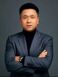 允许自己偶尔躲进云层里，
也记得给灵魂留一扇透光的窗。
不必活成永动机，
我们本就是允许停歇的四季。」配图