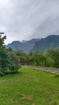 把身体养好了，这叫体质；​把心态调好了，这叫格局；把日子过好了，那叫本事。不要为了不值得的人和事，让自己不开心。万事不计较，万病自然会好。”
​保护自已最佳的方式，就是不要高估自己在他人心中的位置，能伤害你的，从来都不是别人的问题，而是你心存幻想的期待，及时止损，专注自己的路，优化自己的能量场，放下那些让你内耗的人和事 治愈好自己的方式 ，就是忙碌 ，保持情绪稳定的秘诀 ，就是永远不要期待，永远不要假设，永远不要强求 。
​把自己照顾好，把当下的事做好，把重要的人待好，好好生活，你要的一切都在路上，人生只来一次，何必在意那些与自己无关紧要的人或事，每个出现在你生命中人都是注定你要度的劫，无论好与坏，坦然面对就好。
​站在属于自己的高度，看自己该看的风景，别让任何人消耗你内心的热情，生活应该被你热爱的人和事填满，慢慢更新自己，带上微笑，面对人生的不期而遇。
​不要站在雾里，不要执着没有意义的人和事，不要像风，也不要像云，做你自己就好。其实折磨你的，从来不是任何人的情绪，而是你心存幻想的期待。世间万物都在治愈你，唯独你不肯放过自己。