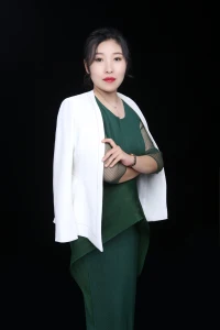 《在关系中受伤？你需要建立心理边界》
 
在情感世界里，许多人因不懂拒绝、过度付出而伤痕累累。无论是亲情、友情还是爱情，没有边界的关系，就像没有护栏的悬崖，看似亲密，实则危险。
 
心理边界是明确自己与他人责任、权利和情感的分界线。比如，朋友向你抱怨工作，你耐心倾听是情分，但帮对方解决工作难题则超出了边界。过度卷入他人生活，不仅会消耗自己，还可能让对方产生依赖，最后双方都疲惫不堪。
 
建立边界，要学会说“不”。用温和而坚定的态度表达自己的需求和感受，比如“我现在有点累，没办法帮你”。当你尊重自己的边界，他人也会逐渐学会尊重你。记住，守住心理边界，不是冷漠，而是为了让关系更健康、长久，也让自己在情感中保有一份从容与自在。配图