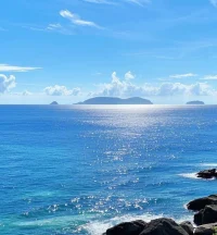 靠得太近，容易看到缺點(diǎn)；離得太遠(yuǎn)，又失去聯(lián)系。 最好的相處方式：親切但不越界，熟悉但不透明。配圖