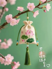 早安，崭新的一天，伴着鸟鸣，
理理心绪，抛抛烦恼，拾拾美好，
愿接下来的时光，你我眼中有光，
心中有暖，平安顺遂，喜乐长安。配图