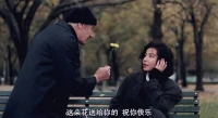 亲爱的迷茫者，你的每一种感受都是极好的，包括怨恨，包括羡慕、嫉妒、残酷。如果我们为体验这些可怜的、美妙的、灿烂的感觉而活，那么每一种被我们排斥的感情，都是一颗被我们熄灭的星星。
亲爱的，你不必成为谁，而是真正接纳自己，看见完整的自己，既看见自己的明媚，也拥抱自己的阴暗和脆弱。当你学会在分裂中调度，而非逃离，那便是人生路上自我觉醒的开始。配图