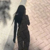 不必追著光跑，你看，影子始終跟著你，那是自己在默默擁抱自己呀。配圖