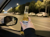 錢在掙，脾氣在改，剩下的以后再說吧，
我不相信什么雞湯安慰，
我只知道，難走的路是上坡路，
我更相信安全感，是自己給的。配圖