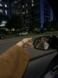 路费我自己出，酒店我自己订。吃饭钱我付，不用攻略，就想去别的城市住两天 跟个陌生人喝一杯。
