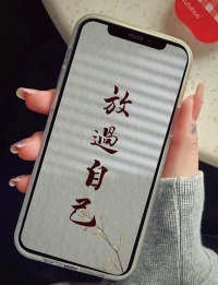 “生活無需過多束縛，隨心所欲才是其真諦。自己的生活，無需他人評判，只需自己愉悅。”強調生活要擺脫外界的過多限制，以自己內心的感受為準，追求真正讓自己快樂的生活方式。
“我先成為我自己。永遠自由如風永遠為自己著迷。無心風月，鐘情自己。”突出了自我成長和自我欣賞的重要性，在生活中要保持對自己的熱愛，專注于自身的發展，不被外界的情感或事物所迷惑，以自由的心態追求自己想要的生活。配圖