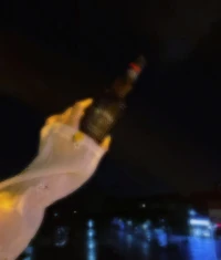 人性这东西，底色里藏着的都是自私。别指望谁能真的感同身受一一针没扎在自己身上，永远不知道有多疼;也别盼着谁会事事换位思考，毕竟每个人的算盘里，最先拨响的都是自己的利益。你夜里辗转反侧想通的道理，他或许也曾琢磨过，可站在各自的立场上，答案从一开始就南辕北辙。大家不过是戴着体面的面具逢场作戏，你若较真要什么理解,纯属自讨没趣。安慰人的话谁不会说?“没事的”“会好的”像廉价的创可贴，可真等你摔在现实里，低头看看，没人会弯腰扶你，更多是围着看你哪里摔得不够体面，挑剔你怎么不早点躲开。终究是冷暖自知，悲喜自渡。我们都是在一次次失望里，慢慢把话咽回肚子，学会了沉默;又在一次次清醒后,把孤独酿成酒，笑着一饮而尽。或许，这就是成年人最真实的模样！