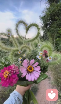 中年可能是人生中最不快樂的時期，經歷了坎坷和心酸，然后悄悄的換一種心態和性格。
越來越怕父母老，怕自己倒，怕能力越來越小。沒有幸福感可言，是我們這代中年人普遍的共識，這種感覺或許并不是我們的一種錯覺，它是客觀存在的。
小時候以為長大能解決所有問題，后來才發現，長大才是所有問題的開始。小時候我們特別羨慕大人，他們可以主宰自己的生活，現在才明白世界遠沒有想象中那么快樂。
該經歷的不該經歷的都全部經歷了，該忍受的不該忍受的都吞下了，人到中年，更多的是身不由己，歲月在催著我們賺錢，年齡在催著我們老去。
總以為中年離我們很遙遠，快樂已經變得遙不可及，只希望坎坷和心酸少一點，我們慢慢褪去年少的青澀，換上更成熟穩重的性格繼續前行。配圖