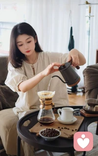 都说秋天适合思念，
而我却觉得秋天更适合释怀。
空气里弥漫着悲凉，
但心中豁然开朗，
时光匆匆，岁月荏苒，
转眼又是一秋，
人的一生其实很短很短，
短到来不及认认真真的生活，
蓦然回首，眼角都是岁月的痕迹，
往后的日子里，稳重    平安……