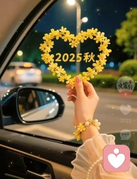 人生就像一本无解的书，写满了春夏秋冬，翻开是故事，合上就是回忆。人生也像一场，没有剧本的旅行，我们总在赶路时，惦记终点的风景。却忘了路边的野花，会在风里摇出细碎的香，忘了雨天踩过水洼时，溅起的快乐有多简单。后来才慢慢明白，所谓的圆满，从不是抵达某个坐标，而是学会在弯弯绕绕里，接住偶尔掉下来的糖。或是某个深夜，突然想通了纠结很久的事。所以，不必急着把生活，过成标准答案，那些看似跑偏的路，那些没说出口的话，那些遗憾和笨拙，其实都在悄悄帮我们，拼凑出独属于自己的形状。毕竟，能把平凡的日子过出热气，就已经很了不起了。