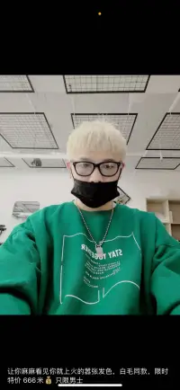 我们就像两颗流浪的星星，在浩瀚宇宙中偶然相遇。那些一起走过的晨昏，说过的誓言，都成了心底最柔软的珍藏。后来，风把我们吹向不同的方向，我望着你远去的背影，终于懂得，有些离别，是为了让我们在各自的轨迹上，成为更闪耀的自己。可每当夜幕降临，那些回忆便如潮水般涌来，原来最深的思念，不是时刻相伴，而是在岁月长河里，始终有一个位置，只属于你。