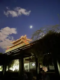 一个能被父母看见的孩子，他/她也会看到自己，同时也是有自我的，凡事会考虑到自己的感受和想法，他对自己是肯定的。
反之，一个长期被忽略的孩子，他对自己也是忽略的，内心是松散的，自我肯定和价值感是缺失的，会怀疑自己，一直寻求外界的肯定和认可，有时候会不顾一切的叛逆！