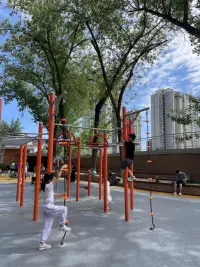 當我們對自己不滿意的時候，對他人的包容度就會降低；當我們心情愉悅、內心豐盈、充滿愛意的時候，所見所聞皆是美好?，我們和自己的關系就是我們和世界的關系，所以我們首先要學會愛自己、和自己和諧相處！