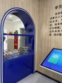 我們要讓自己去靠近一些充滿正能量的人，和這樣的人在一起會讓你感覺很舒適和自在，你不用處處防御和擔心，不用害怕自己說錯話，因為對方可以理解你表達的意思、論述的觀點，你們可以很客觀的去討論一件事情，不受干擾，在對話過程中會讓你感覺自己是很好的，對你也是一次美好的治愈！配圖